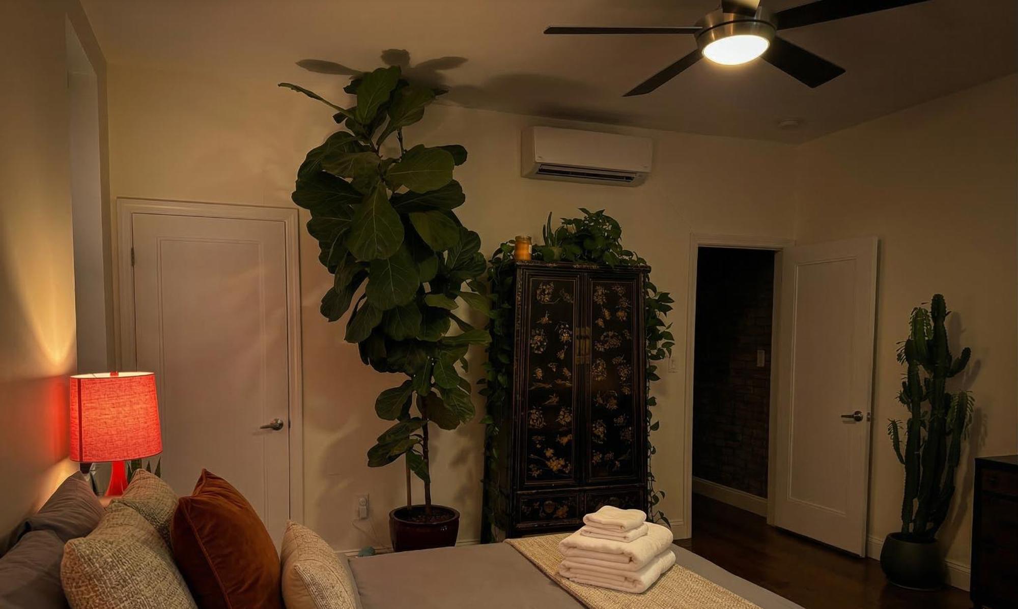 Sunlit Luxury 2br Harlem Brownstone Retreat With Terrace Near Express Trains *