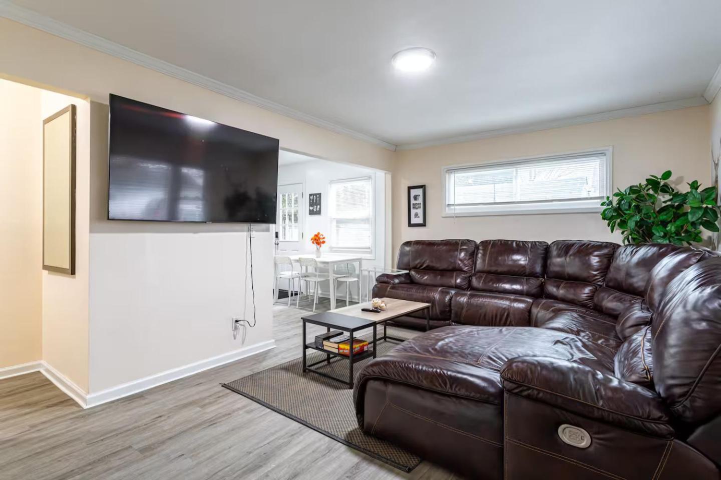 Entire 3bdr W/parking, Backyard, Firepit, Bbq