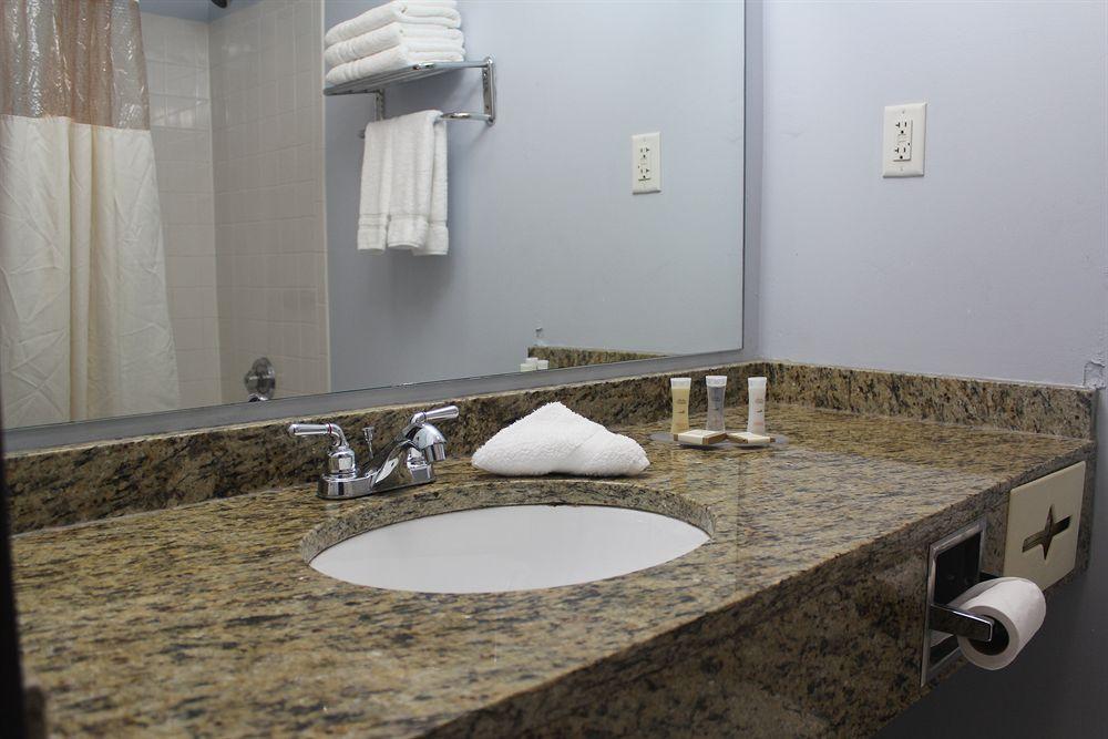 Howard Johnson Queens Village 2*