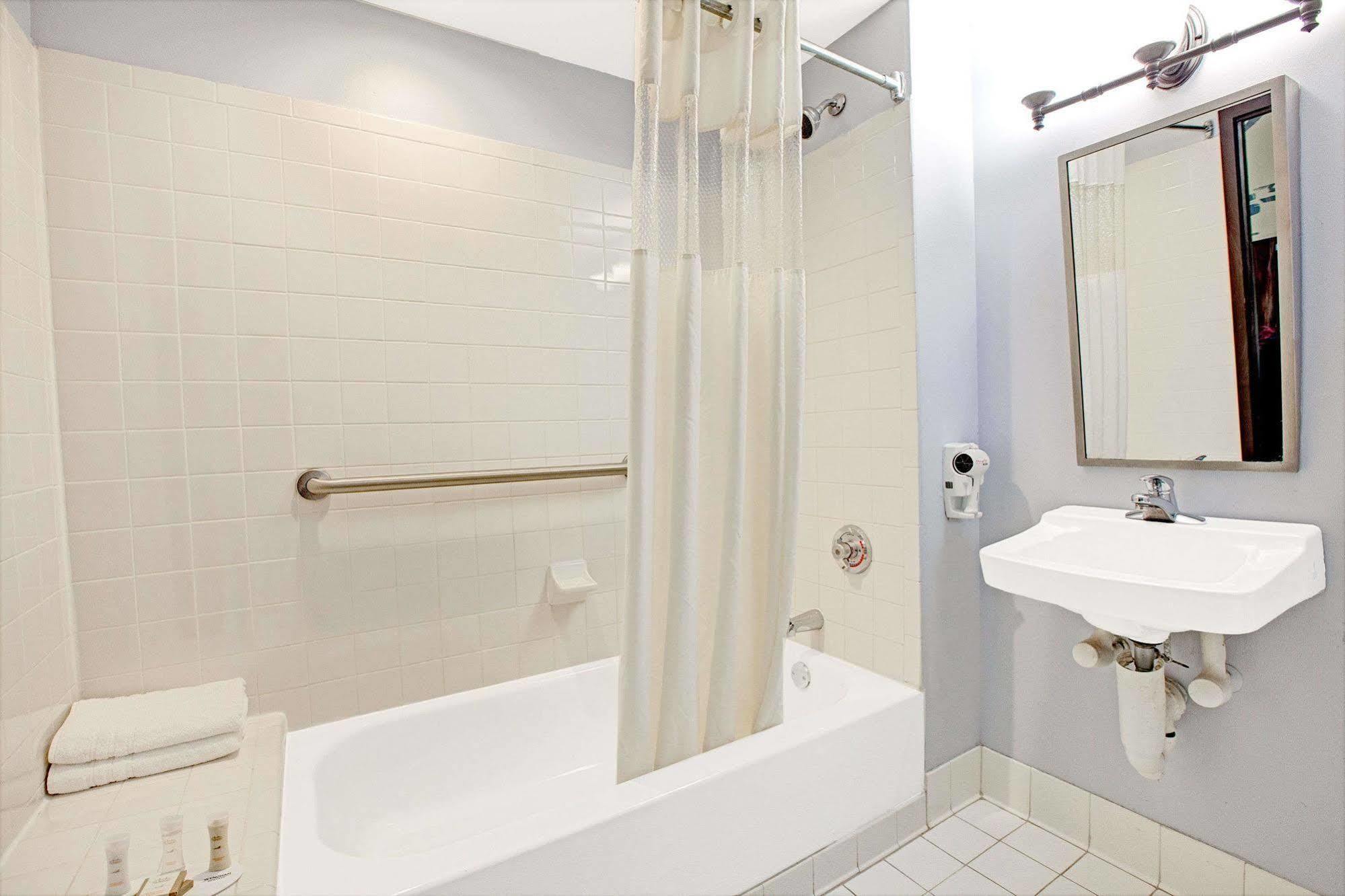 Hotel Howard Johnson Queens Village 2*