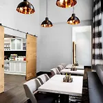 Hyatt Place Long Island Hotel 3*