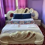 A Lavish In Queens * New York