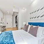 Maison Bella - Modern Studio W Charming Juliet Balcony