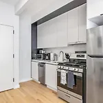 Maison Bella - Modern Studio W Charming Juliet Balcony