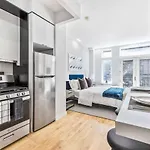 Maison Bella - Modern Studio W Charming Juliet Balcony