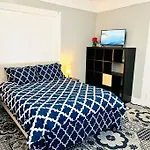 3 Bedrooms 2 Stops To Manhattan Apartment