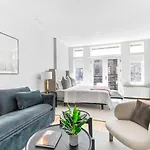 Luxe Studio Apt With Charming Juliet Balcony Holiday home New York