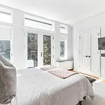 Luxe Studio Apt With Charming Juliet Balcony *
