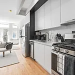 Luxe Studio Apt With Charming Juliet Balcony