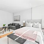 Luxe Studio Apt With Charming Juliet Balcony Holiday home *