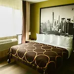 Hotel Super 8 By Wyndham Bronx Near Botanical Garden