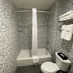 Super 8 By Wyndham Bronx Near Botanical Garden