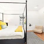 Luxurious 5 Bedroom Townhouse