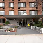 Luxury 3 Beds By Central Park