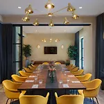 Moxy Brooklyn Williamsburg Hotel 3*
