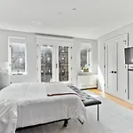 Luxe Studio Suite With Charming Juliet Balcony