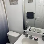 Modern One Bedroom Apartment *