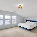Stunning Beachfront Queens Getaway Townhouse