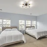 Stunning Beachfront Queens Getaway Townhouse