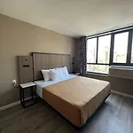 Hotel Regal & Laguardia New York