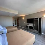 Regal & Laguardia Hotel