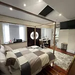Adorable 1 Bedroom Unit With Private Entrance