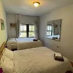 Homestay Spacious Bedroom For 4 In Shared Townhouse+garden