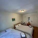Homestay Spacious Bedroom For 4 In Shared Townhouse+garden New York