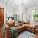 Apartment Brownstone Near Subway And Columbia Uni