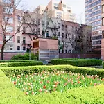 Ues 2Br W Elevator Doorman Nr Transportation Nyc-1297