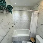 The Waltham Private & Bathroom John F Kennedy Jfk Lga Airport Manhattan Penn Station Bullet-train 15 Min 3*