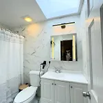 The Waltham Private & Bathroom John F Kennedy Jfk Lga Airport Manhattan Penn Station Bullet-train 15 Min Guest house 3*