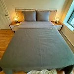 Guest house The Waltham Private & Bathroom John F Kennedy Jfk Lga Airport Manhattan Penn Station Bullet-train 15 Min New York