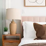 317-2A Sleek Modern 1Br Ues W D