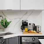 317-2A Sleek Modern 1Br Ues W D