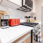 323-1 Specious 2br Williamsburg