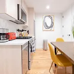 323-1 Specious 2br Williamsburg New York