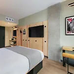 Moxy Brooklyn Williamsburg Hotel 3*