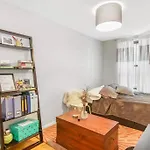 Private In 4 Bedroom Ground Near Subway Homestay *