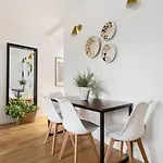 Bright Designer In Historic Harlem Apartment *
