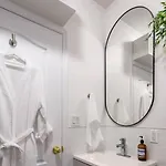 Bright Designer In Historic Harlem Apartment *