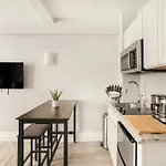 73-1004 New Studio Uws Doorman Gym