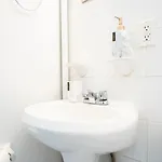 1435-4 I 3 Bedrooms 2bath W D Prime Upper East