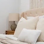 1288-4R Newly Furnished Prime Ues 2Br