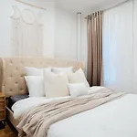 1288-4R Newly Furnished Prime Ues 2Br