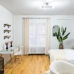 74-1a New In Prime Uws - Gym In Building New York