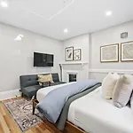 Newly Renovated 2Br W Rare Private Backyard And Bbq