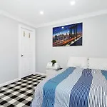 Bright And Comfy 2 Bedroom In East Side