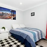 Bright And Comfy 2 Bedroom In East Side