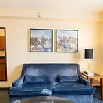 Spacious 1 Bedroom Unit In Prime Location